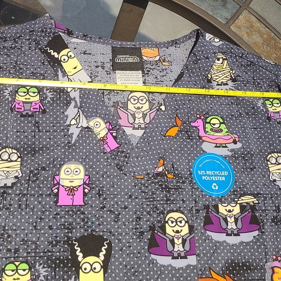 Minions Unisex Size Large Character Scrub Top NWT, Double Front Pocket - Picture 8 of 15